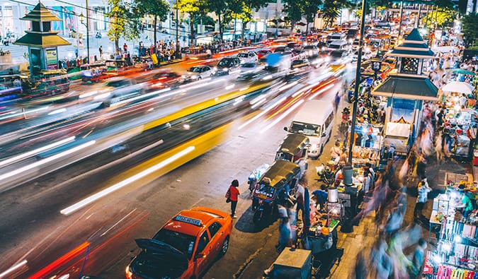 Uma foto embaçada de uma rua movimentada à noite Bangkok