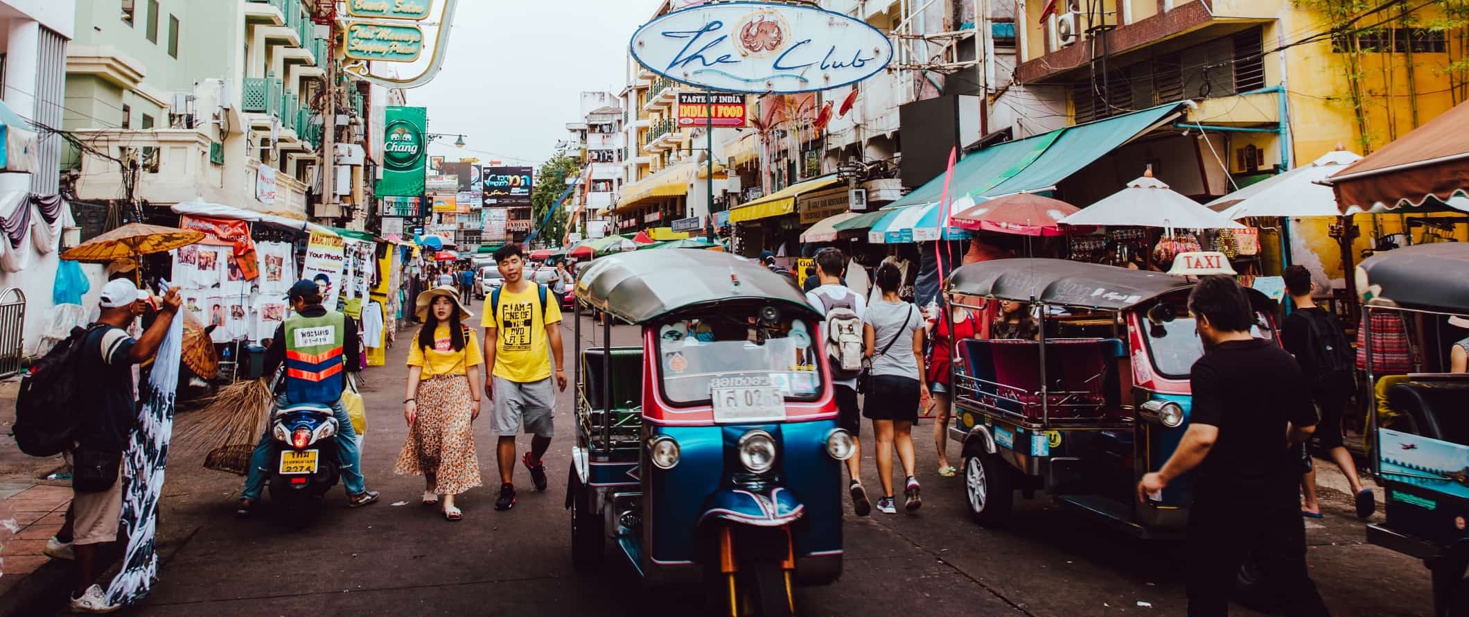 Street Bulbed em Bangkok, Tailândia, cheia de pessoas e Ricksham
