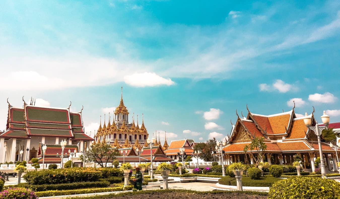 Templos budistas no cenário do céu ensolarado em Bangkok, Tailândia