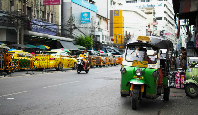 Tuk-tuki em uma rua animada em Bangkok