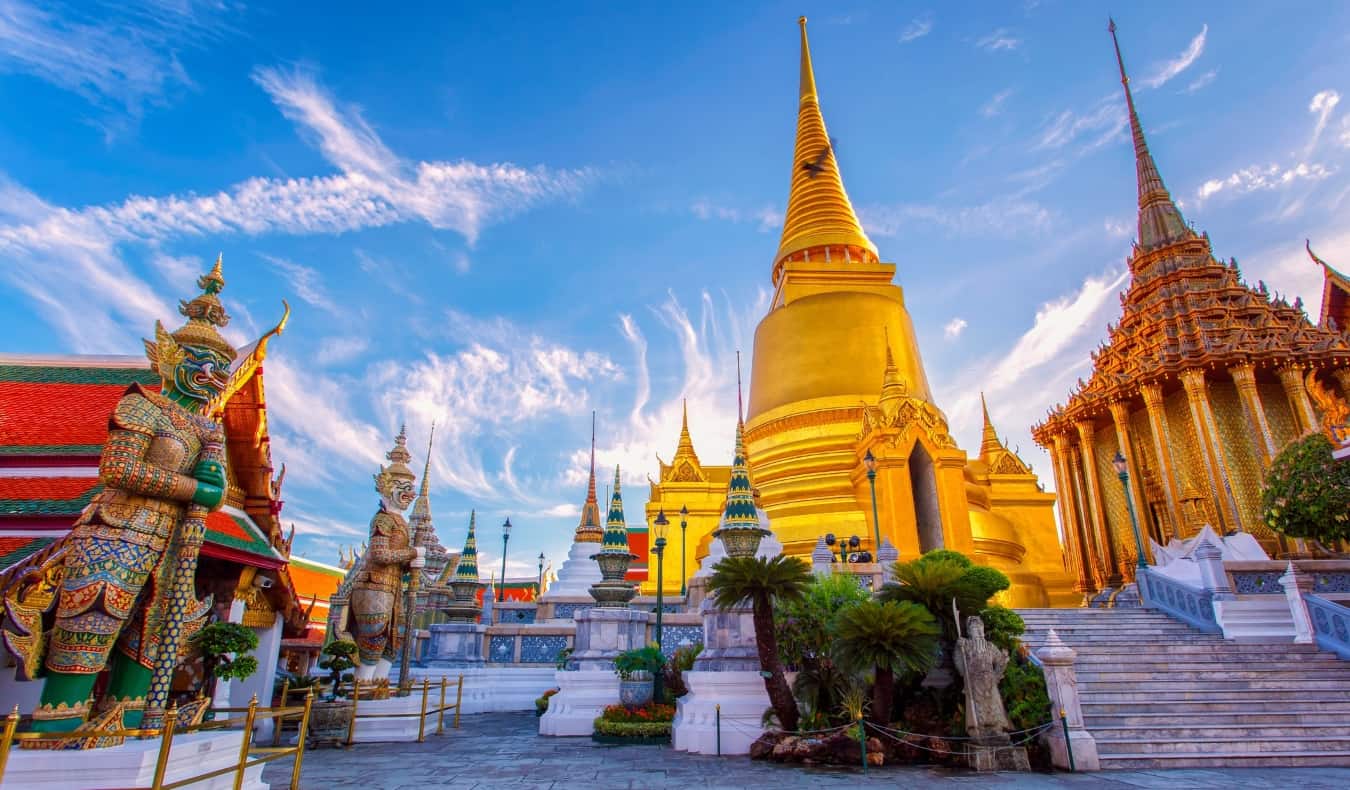 Um dos muitos templos históricos de Bangkok em um dia ensolarado brilhante