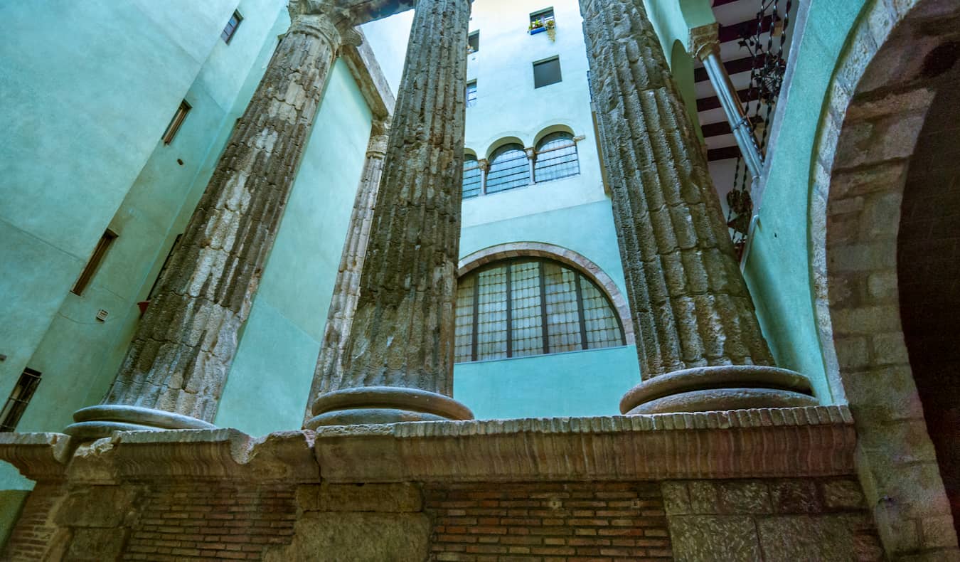 Colunas antigas de Augustus em Barcelona, ​​Espanha