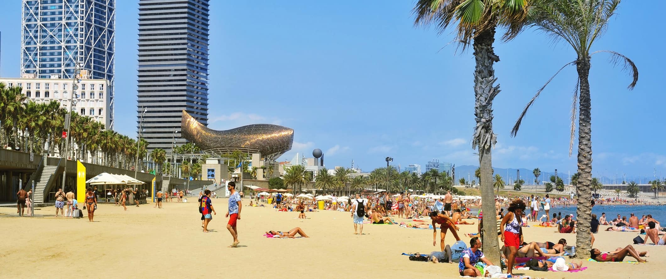 As pessoas estão descansando na famosa Barcelona Beach, em Barcelona, ​​Espanha, no verão