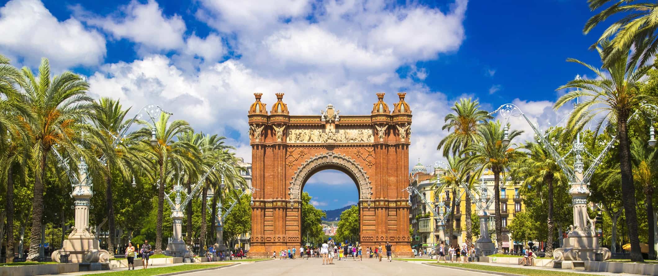 Rua aberta em Barcelona, ​​Espanha, com um enorme arco