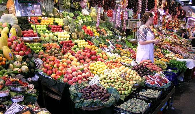 Quiosque de frutas pequenas na área movimentada de Bokers em Barcelona, ​​Espanha