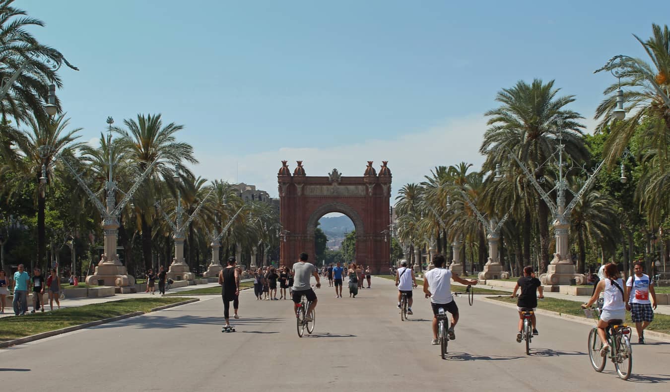 As pessoas fazem bicicletas em Barcelona, ​​Espanha, no verão