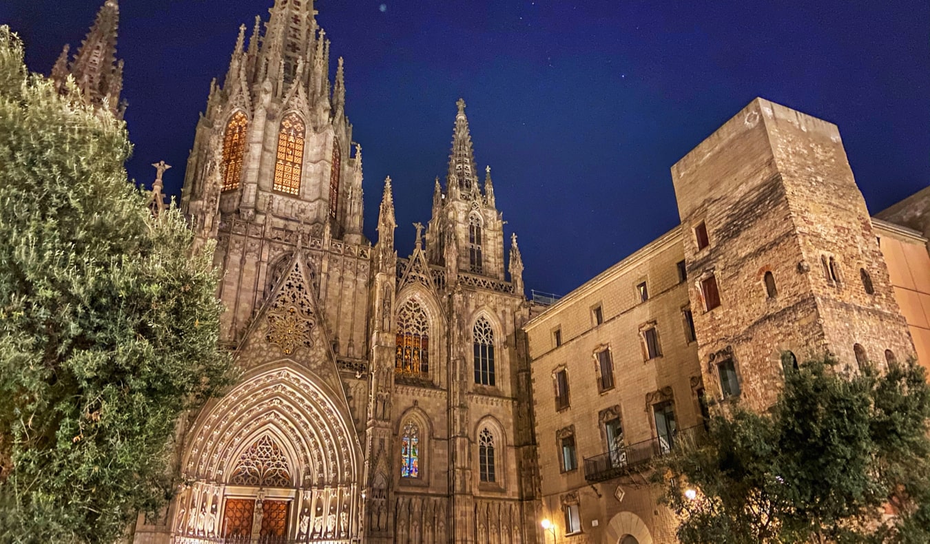 A famosa catedral de Barcelona à noite na Espanha, iluminada no escuro