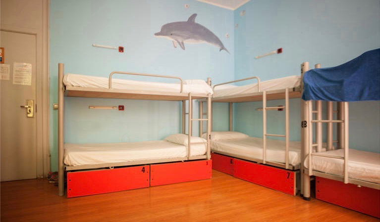 Dormitório do Mediterranean Youth Hostel em Barcelona, ​​​​Espanha