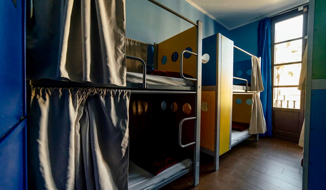 Interior escuro de um dormitório do Kabul Party Hostel em Barcelona, ​​​​Espanha