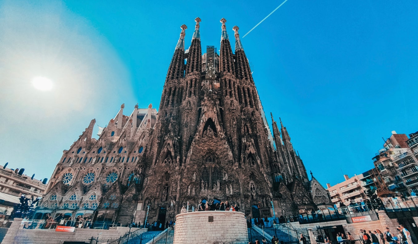 A famosa catedral da família Sagrada, uma vista de baixo durante um dia ensolarado brilhante na Espanha