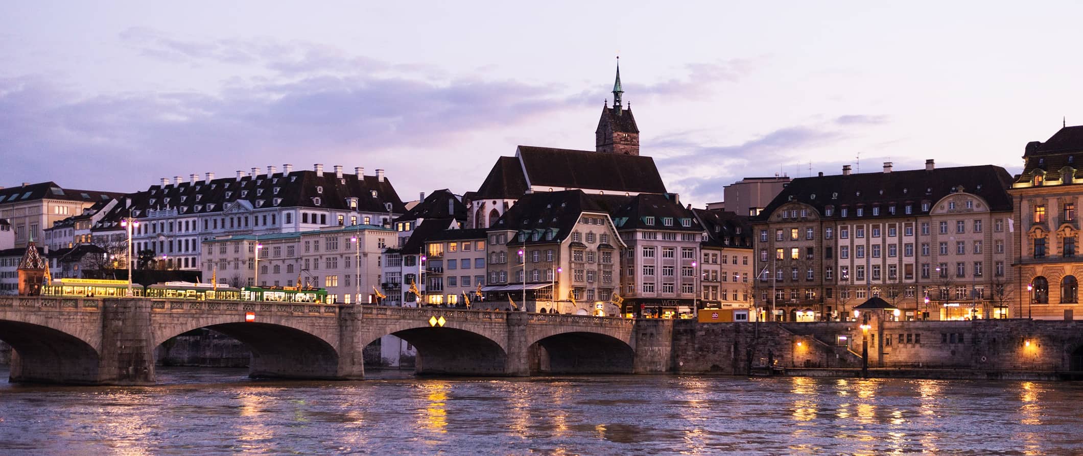 Ponte sobre o rio Reno, em Basileia, com edifícios históricos tradicionais ao fundo