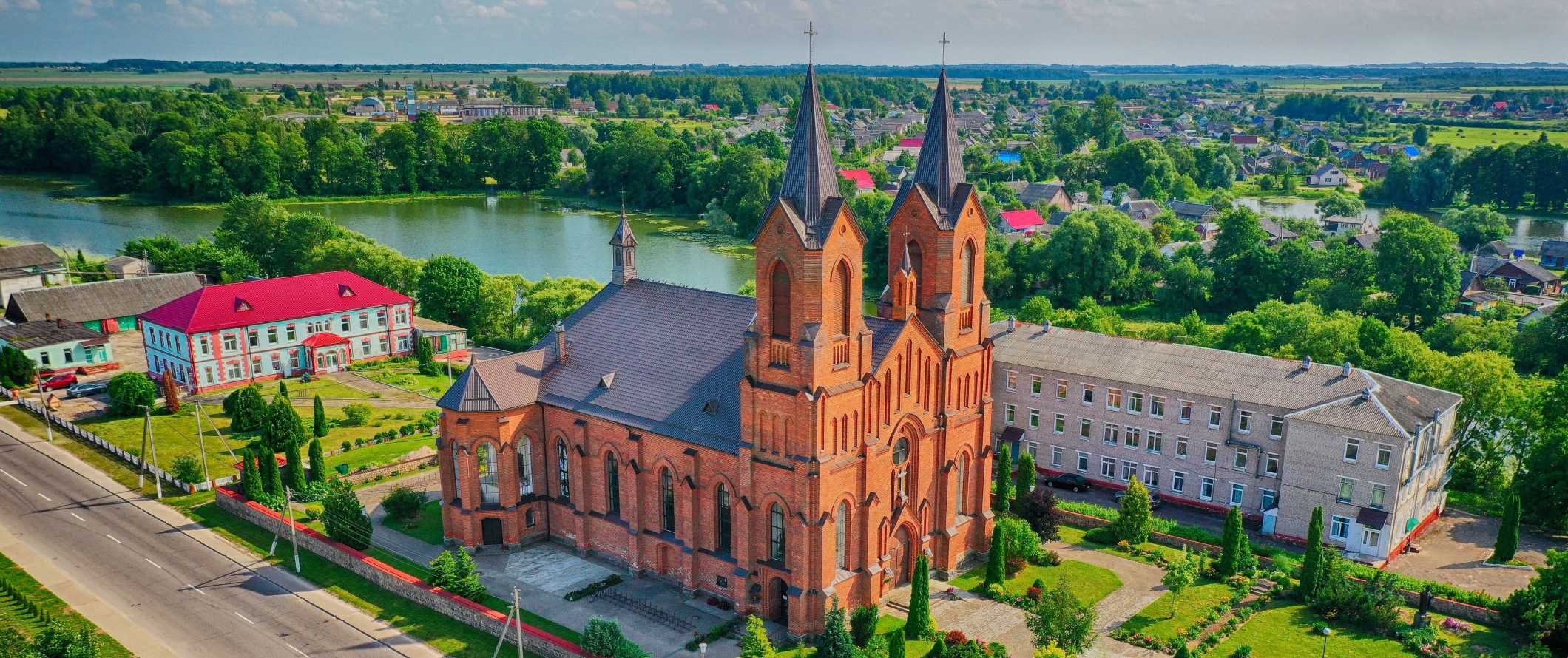 Vista do drone para a igreja de tijolos vermelhos na Bielorrússia