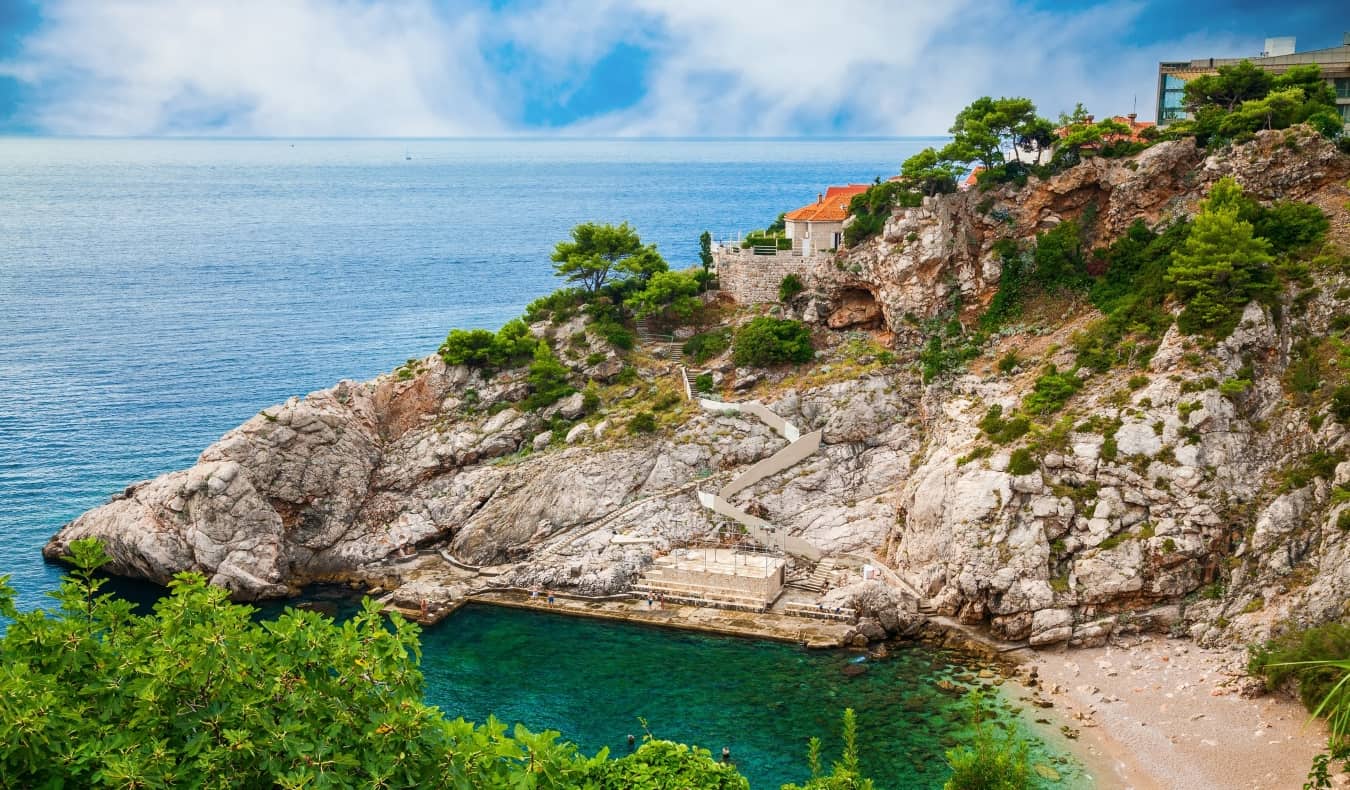 Praia isolada de Bellevue, na área de Montovierna, em Dubrovnik, Croácia