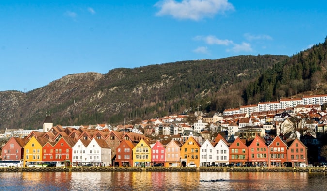 Edifícios antigos históricos e coloridos de Bergen, Noruega, no verão