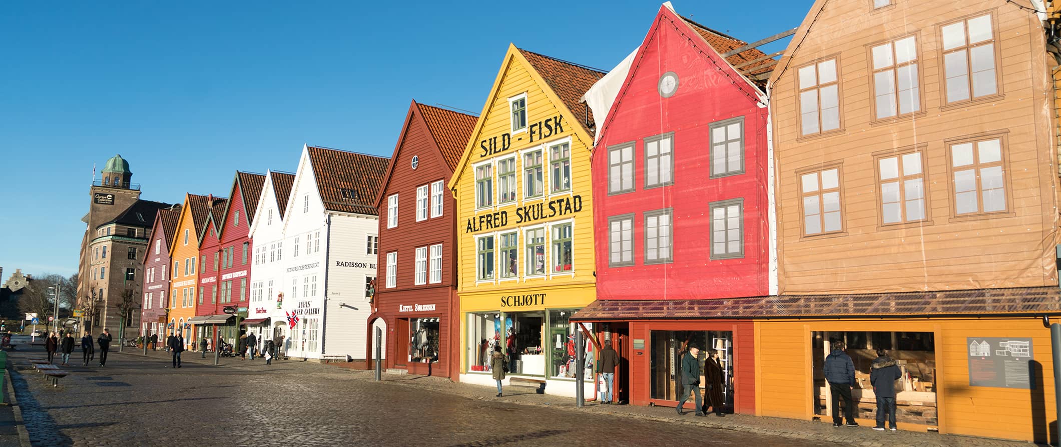 Vários edifícios antigos de colorido em Bergen, Noruega, em um dia ensolarado de verão