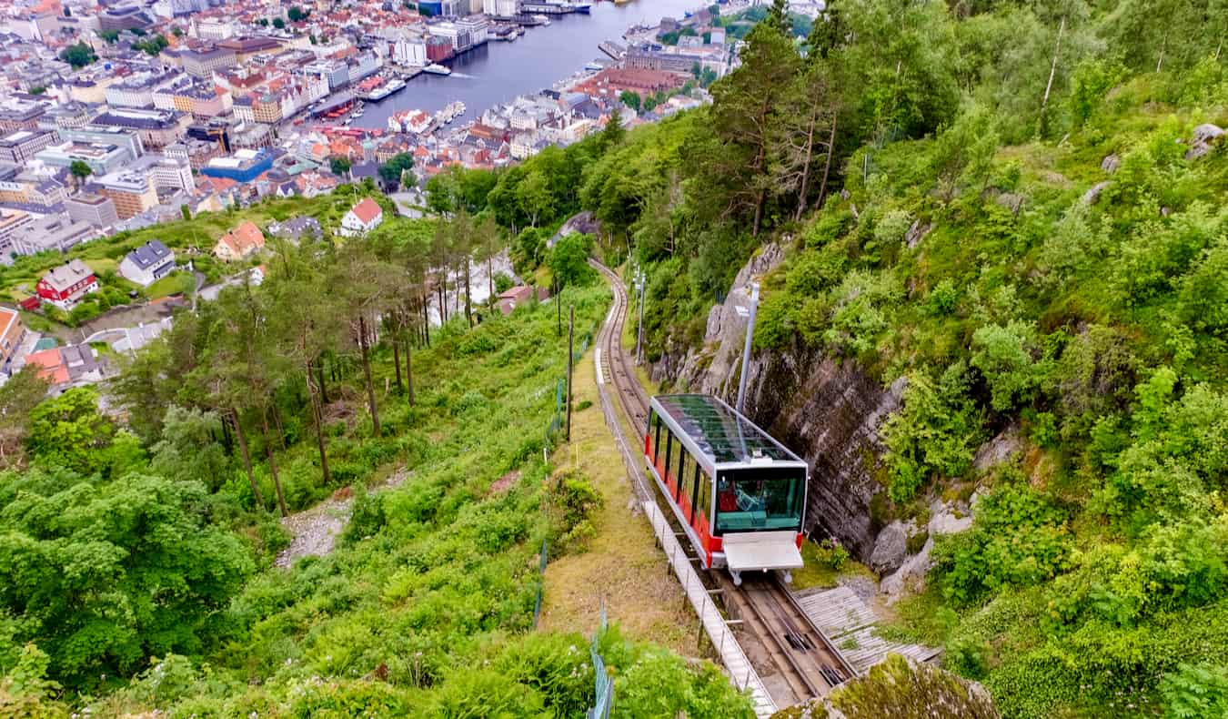 Um pequeno funicular subindo uma montanha perto da bela Bergen, Noruega