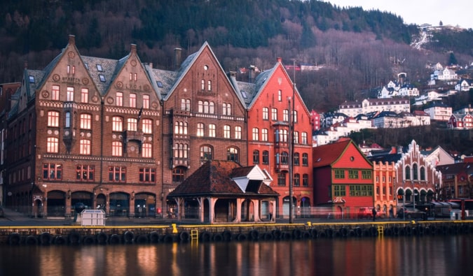 O famoso e colorido distrito de Bryggen em Bergen, Noruega, no inverno