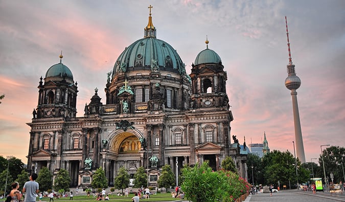Ilha do Museu em Berlim com uma grande igreja durante o pôr do sol