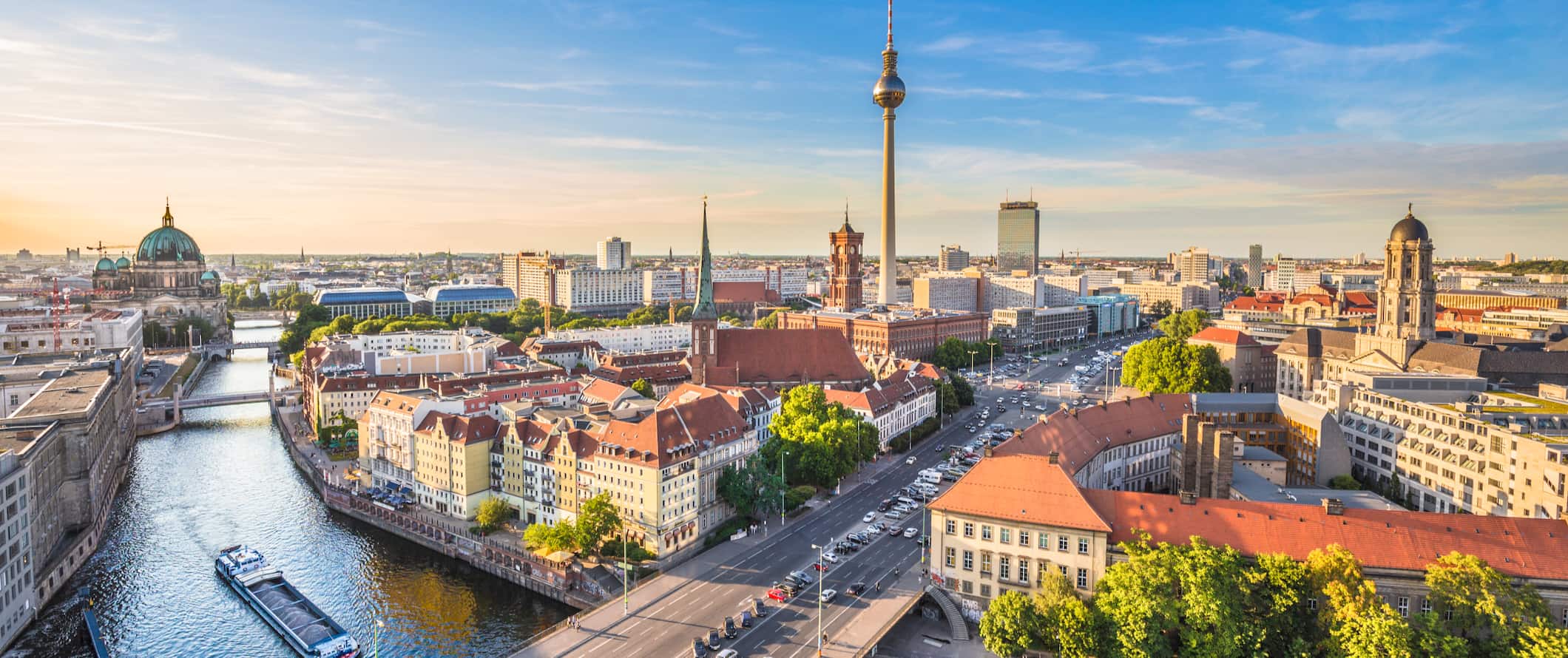 Vista de Berlim, Alemanha, ao pôr do sol, com a famosa torre de TV ao longe