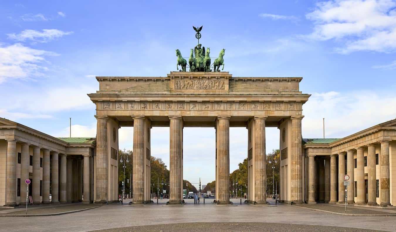 O famoso Portão de Brandemburgo sem um único visitante no bairro Regerungsviertel de Berlim, Alemanha