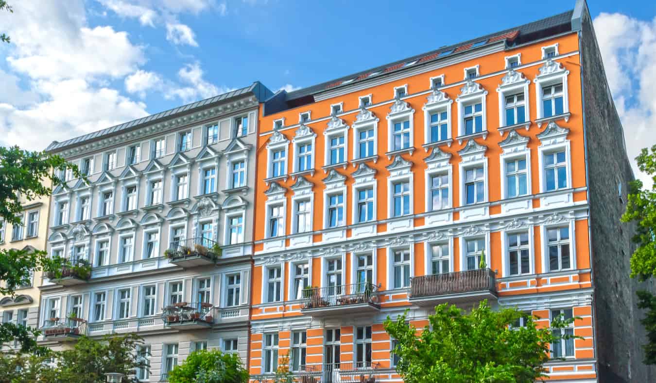 Prédios de apartamentos coloridos no distrito de Prenzlauer Berg, em Berlim, Alemanha