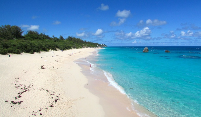 Seção longa de areia e água azul transparente nas Ilhas das Bermudas
