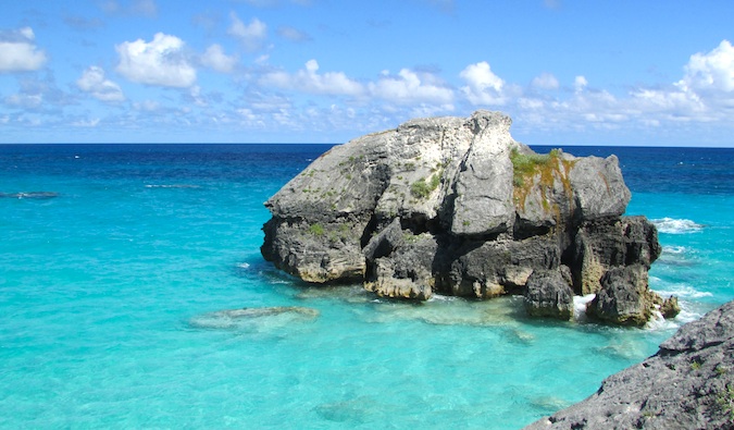 Pedra na água azul transparente do mar do Caribe