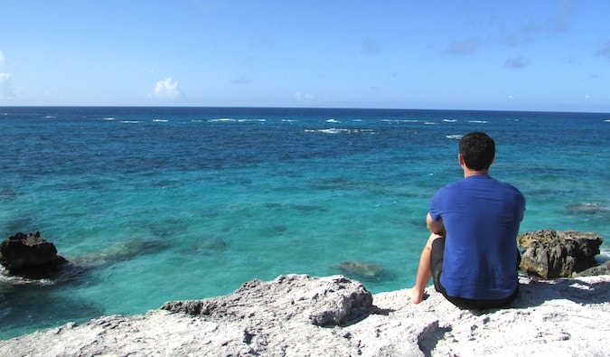 O Nomad Matt olha para a água azul transparente nas Ilhas das Bermudas
