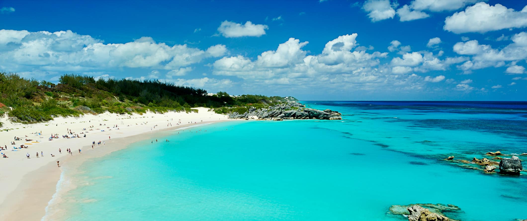 As pessoas descansam em uma praia intocada com água turquesa brilhante na bela costa das Ilhas das Bermudas