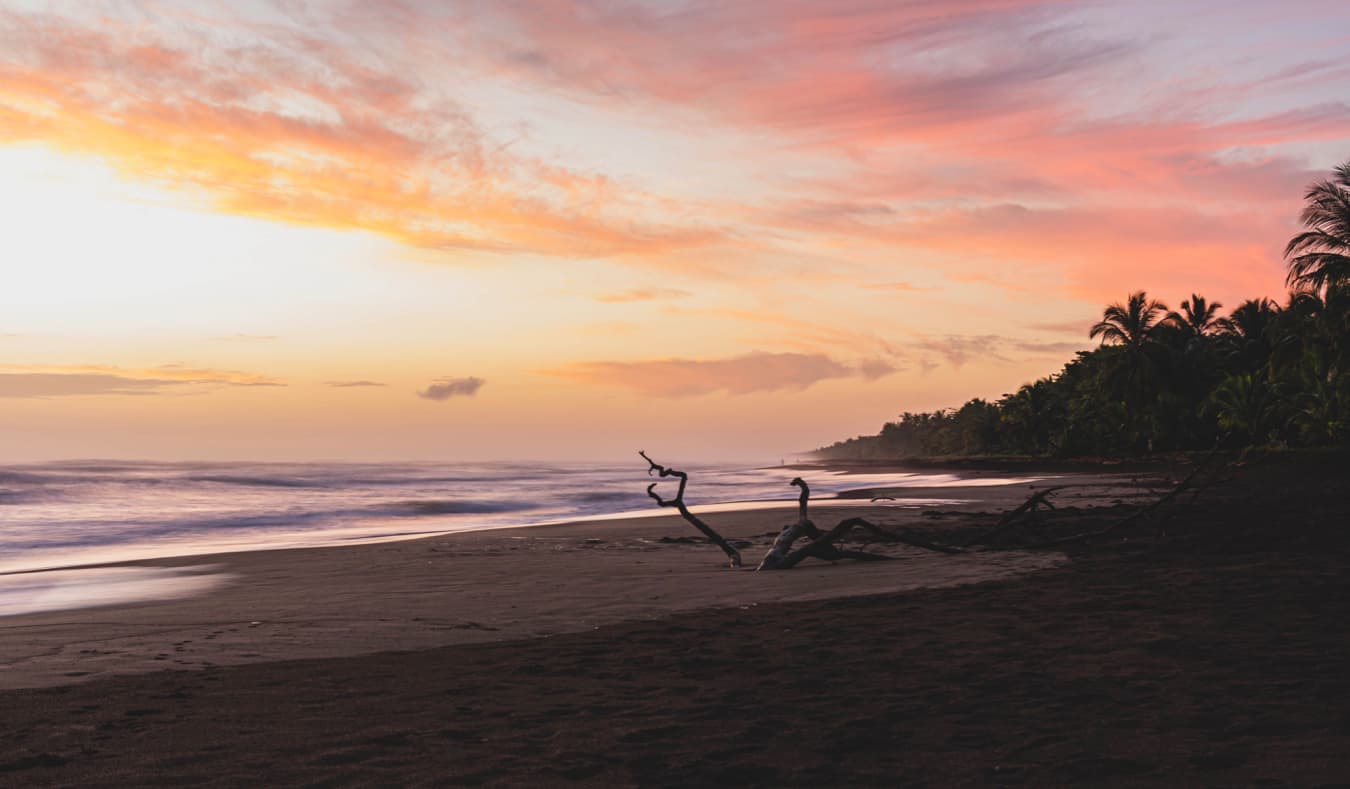 Praias cênicas de Tortuguero, Costa Rica, durante o pôr do sol
