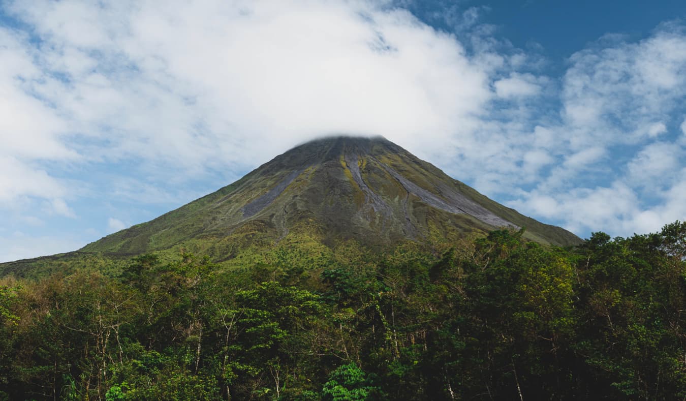 Monte Arenal cercado por uma selva exuberante na Costa Rica