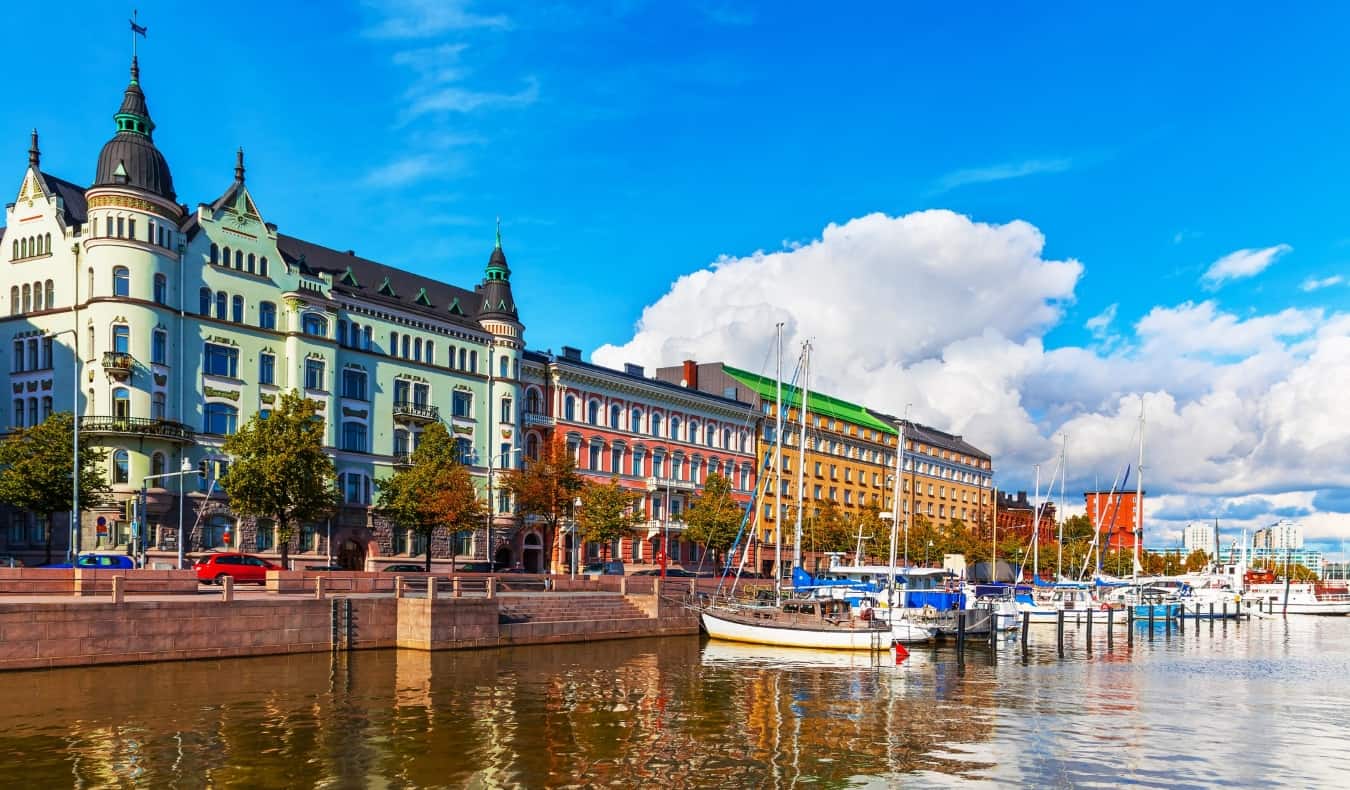 Helsinki aterro, Finlândia, com uma vaga para veleiros e edifícios mult i-coloridos