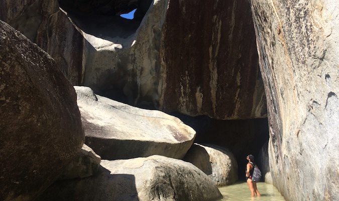 Uma pessoa explora banhos, educação rochosa nas Ilhas Virgens