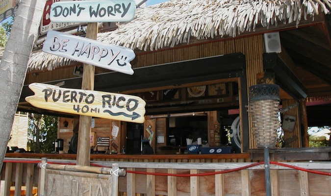 Sinais únicos em um bar na ilha de Redhuk nas Ilhas Virgens dos Estados Unidos