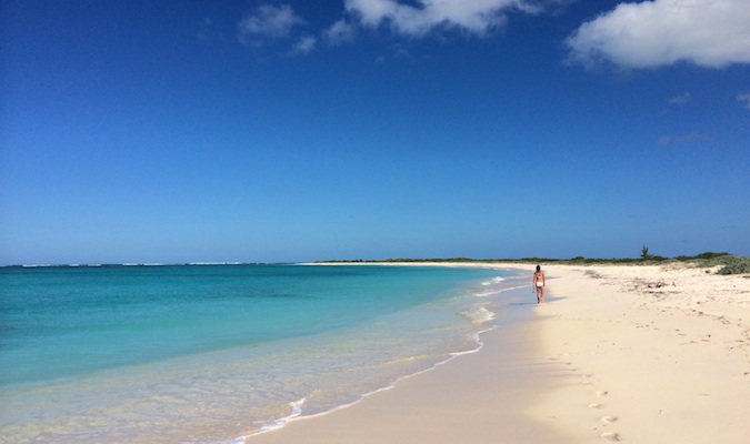 Viajante solitária andando na praia nas Ilhas Virgens
