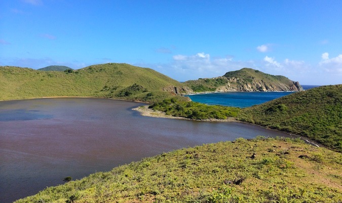 Pequena ilha desabitada de sal nas Ilhas Virgens