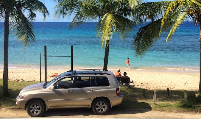 Um carro estacionado por uma bela praia em Kane Bay, nas Ilhas Virgens.
