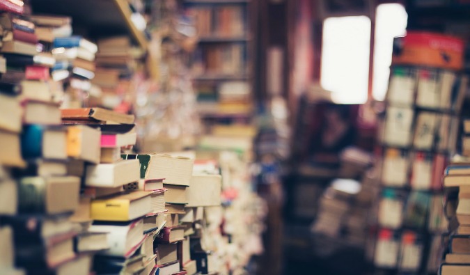 Uma sala cheia até a borda de livros