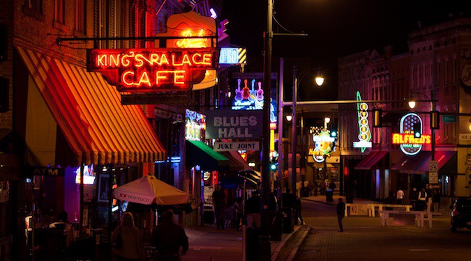 Restaurantes em Memphis, Tennessee, iluminados à noite
