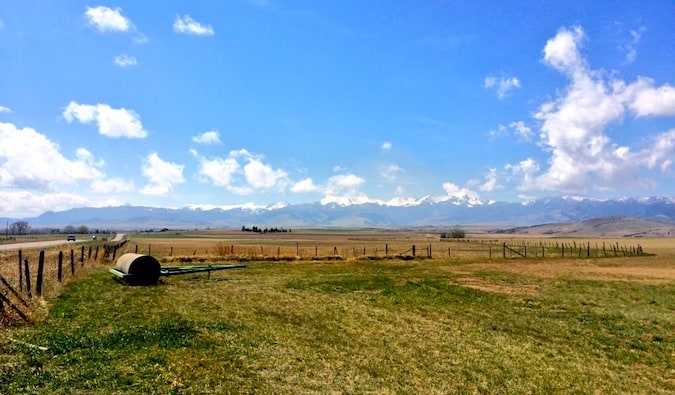Quinta plana e esparsa na zona rural de Montana durante o verão