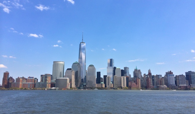O icônico horizonte da cidade de Nova York em um dia ensolarado de verão