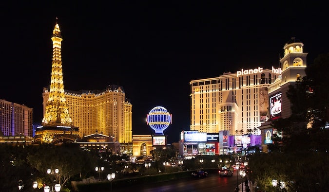 Glamourosos hotéis e cassinos de Las Vegas iluminados à noite