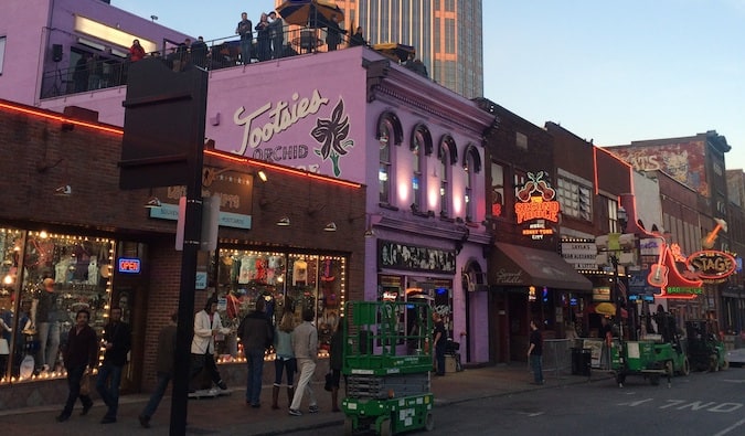 Rua movimentada de bares musicais em Nashville, Tennessee, à noite