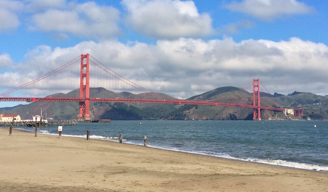 Vista da Ponte Golden Gate da praia de São Francisco no verão