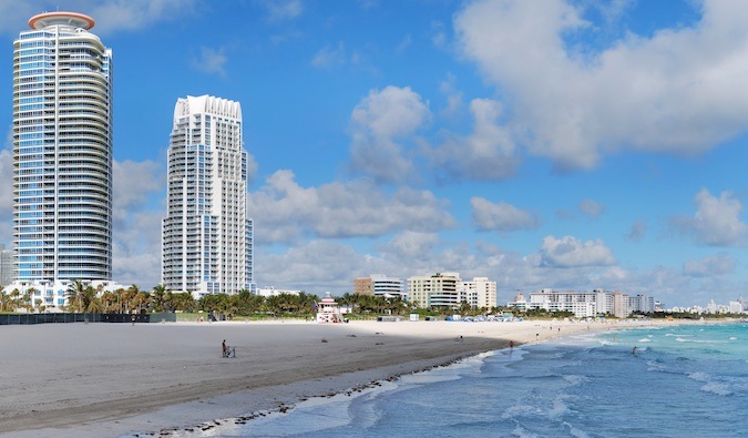 Praia ampla e espaçosa na costa de Miami, Flórida