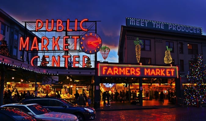 Sinal de néon do Mercado Público iluminado à noite em Seattle, Washington