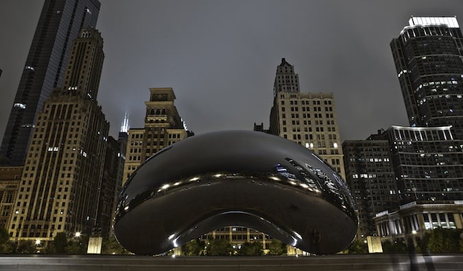 A famosa escultura de feijão em Chicago, Illinois, iluminada à noite