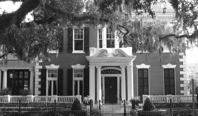 Fotografia em preto e branco de uma mansão antiga em Savannah, Geórgia