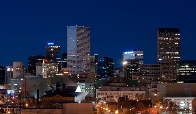 Horizonte do centro de Denver, Colorado, iluminado à noite