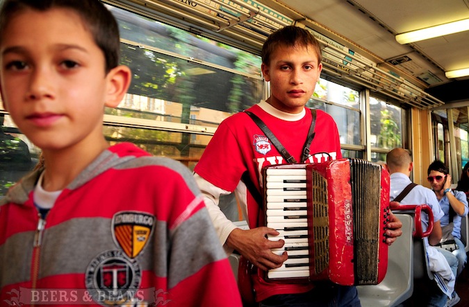 Tristes meninos italianos tocando instrumentos em um ônibus em Sorrento